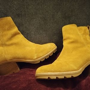 Sorel yellow-beige ankle boots